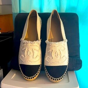 Authentic Chanel Fraying CC Textile Espadrille Flats in Cream and Black size 43
